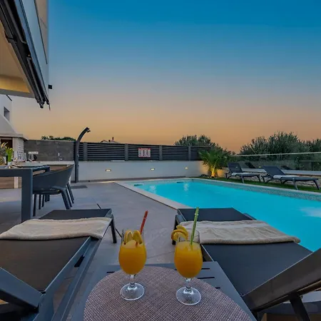 Blue Sky 2 Zadarvillas 别墅